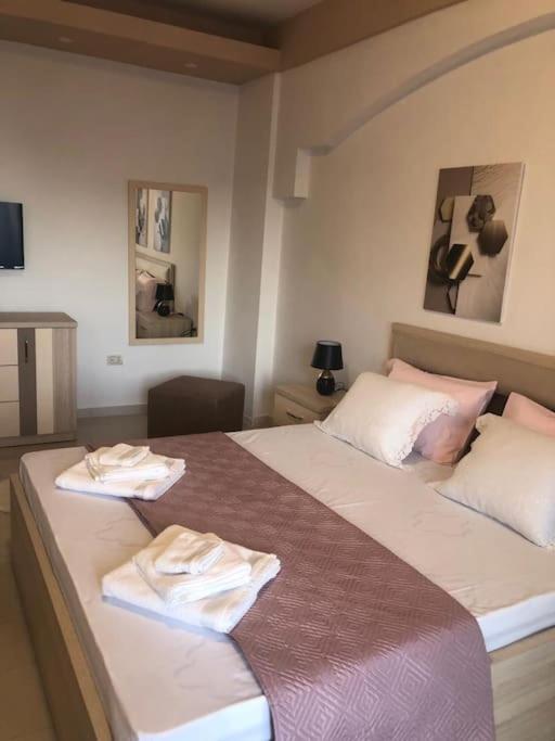 Cozy 1-Bedroom Flat, Beachside Durrës 外观 照片